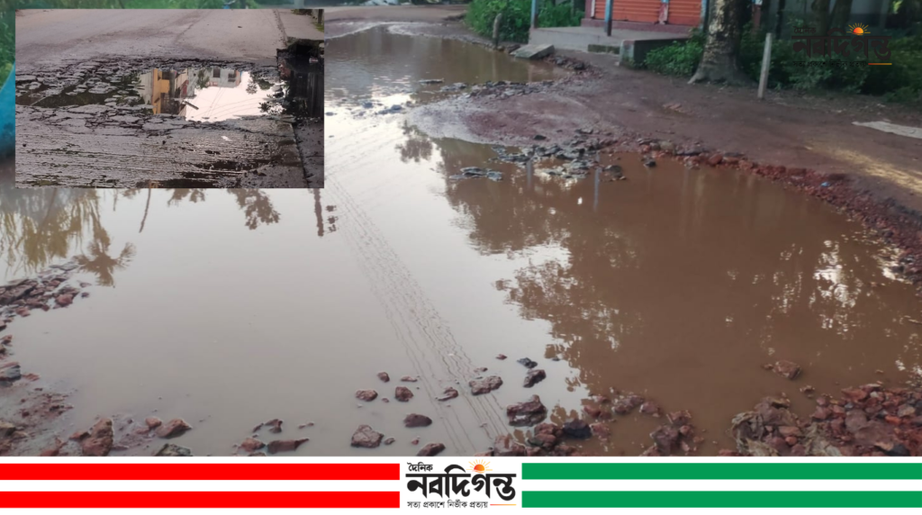 রাস্তা নয়, যেন মৃত্যুফাঁদ: মনিপুর ঘাট ব্রিজ রোডে দুর্ভোগ