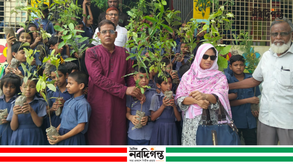 নলডাঙ্গায় শিক্ষার্থীদের মাঝে ৩ শত বৃক্ষচারা বিতরণ