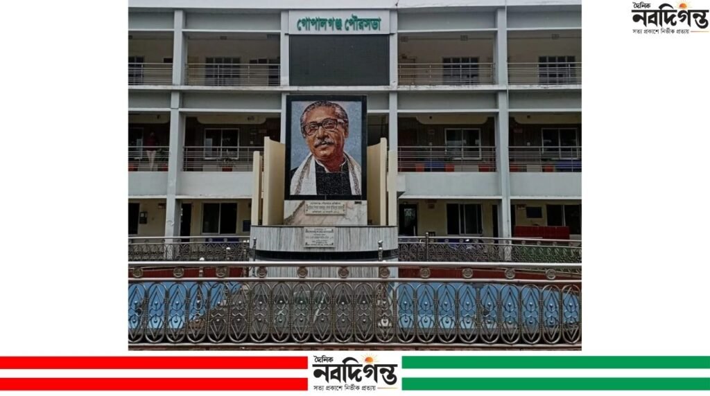 গোপালগঞ্জ পৌরসভার প্রতিটি সড়ক খানা-খন্দরে ভরে গেছে, পথচারীদের চরম দুর্ভোগ