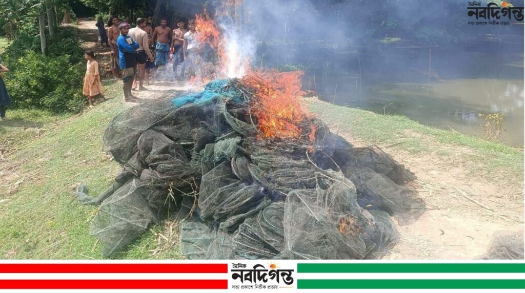যশোরের বাঘারপাড়ায় অবৈধ চায়না জাল,আগুনে পুড়িয়ে বিনষ্ট করল মৎস্য দপ্তর