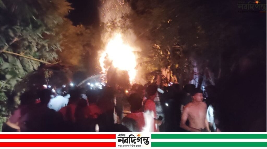 নাটোরের নলডাঙ্গায় পাটখড়ি ভর্তি ট্রাকে আগুন, ৩০ হাজার টাকার ক্ষতি
