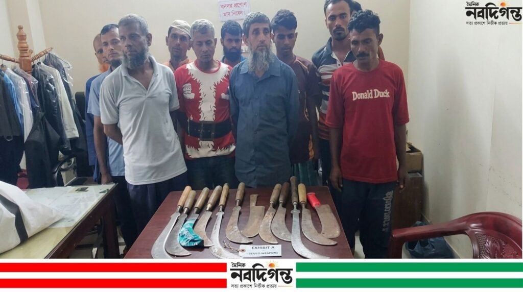 নড়াইল আদালত চত্বর থেকে দেশীয় অস্ত্রসহ ১১ জন আটক