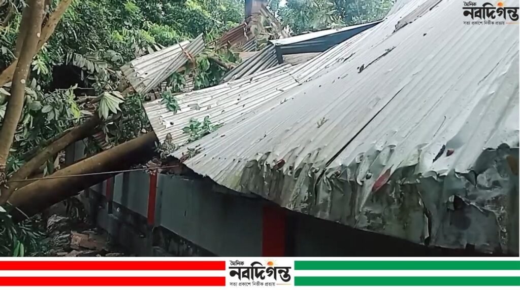 বাকেরগঞ্জে গভীর রাতে ঝড়ের তাণ্ডবে ভবন বিধ্বস্ত ৫ লক্ষধিক টাকার ক্ষয়ক্ষতি