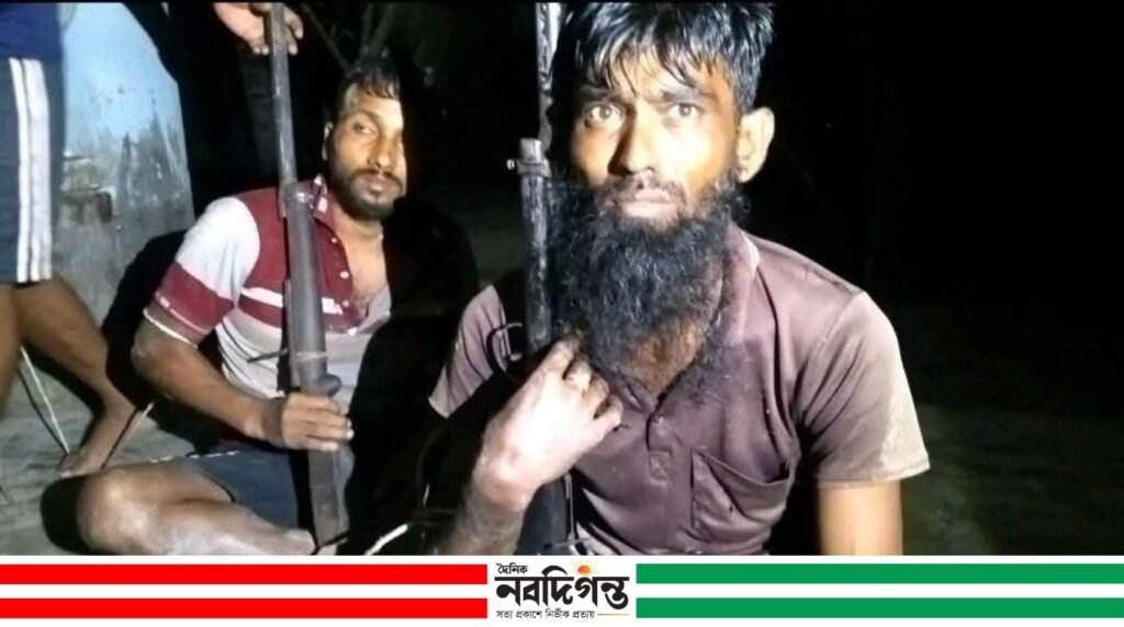 ‎অস্ত্র ও গোলাবারুদসহ সুন্দরবনে জলদস্যু বাহিনীর সক্রিয় ৫২ জন সদস্য আত্মসমর্পণ