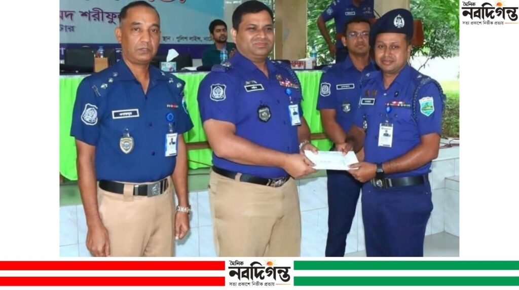 গাঁজা উদ্ধারের অভিযানের স্বীকৃতি, নলডাঙ্গার ওসি মনোয়ার জাহানকে পুরস্কৃত