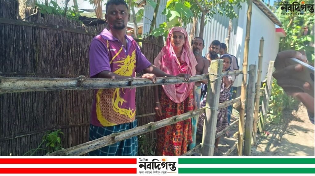 রাজবাড়ীতে বাড়ির প্রবেশপথে বাঁশের বেড়া, হাঁটুপানি মাড়িয়ে চলাচল ৪ পরিবারের