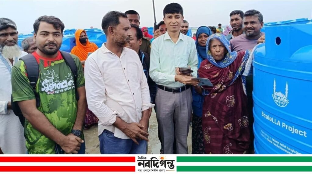 ‎কয়রায় ইসলামিক রিলিফ বাংলাদেশের পানির ট্যাংক বিতরণ